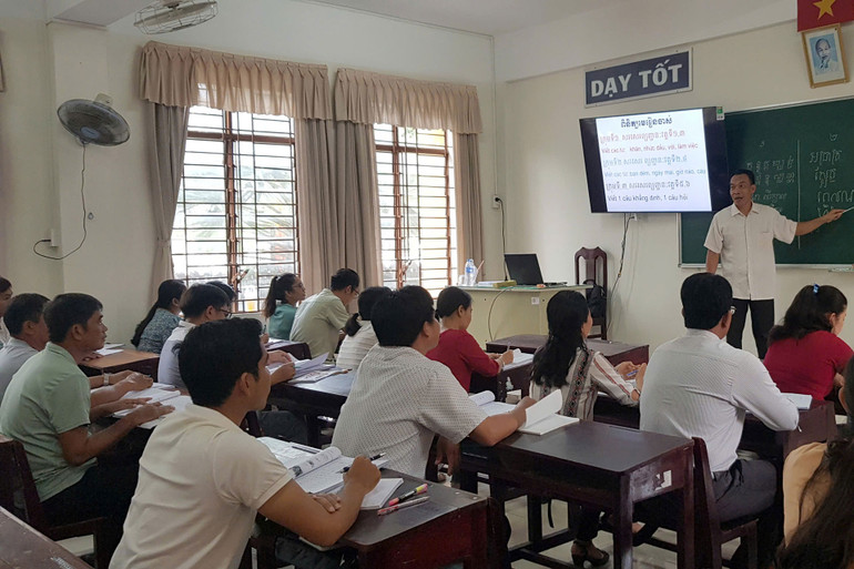 Một lớp đào tạo tiếng Khmer cho cán bộ, công chức, viên chức tỉnh Sóc Trăng. (Ảnh:QUỲNH NGA) Một lớp đào tạo tiếng Khmer cho cán bộ, công chức, viên chức tỉnh Sóc Trăng. (Ảnh:QUỲNH NGA)