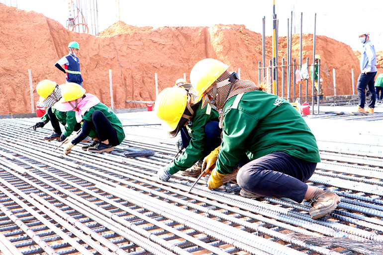 Công nhân thi công xuyên Tết ở dự án sân bay Long Thành. Ảnh: Thiên Vương