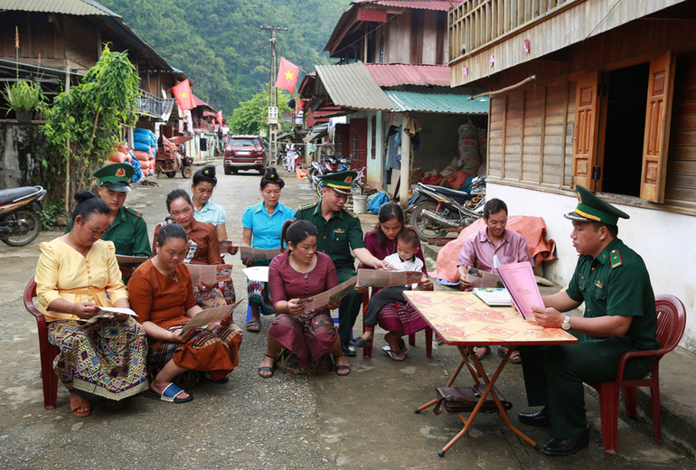 Cán bộ Đồn Biên phòng Pa Thơm (Bộ đội Biên phòng tỉnh Điện Biên) tuyên truyền, vận động nhân dân tố giác các loại tội phạm. (Ảnh: HOÀNG ANH) Cán bộ Đồn Biên phòng Pa Thơm (Bộ đội Biên phòng tỉnh Điện Biên) tuyên truyền, vận động nhân dân tố giác các loại tội phạm. (Ảnh: HOÀNG ANH)