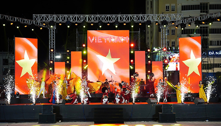 Chương trình nghệ thuật đặc sắc "Tình Đất nước” tại thành phố Đà Nẵng. (Ảnh: ANH ĐÀO)