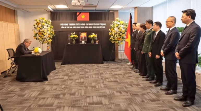 Tổng Thư ký Liên hợp quốc Antonio Guterres viết Sổ tang sau khi viếng Tổng Bí thư Nguyễn Phú Trọng tại Phái đoàn thường trực Việt Nam tại Liên hợp quốc ở New York (Mỹ). (Ảnh: Quang Huy/TTXVN)