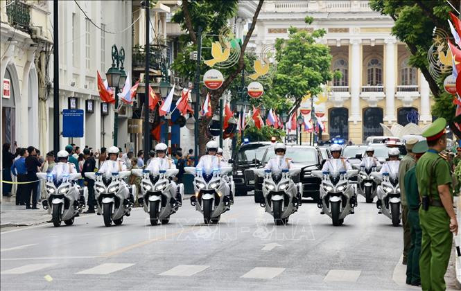 Đoàn xe của Tổng thống LB Nga Vladimir Putin di chuyển đến Phủ Chủ tịch. (Ảnh: Nhật Anh/TTXVN)