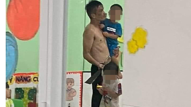 Người đàn ông khống chế các bé.