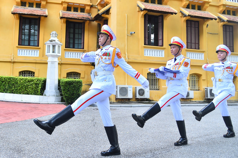 Đội Danh dự với lá cờ ASEAN đặt trang trọng trên tay chuẩn bị cho nghi thức thượng cờ.