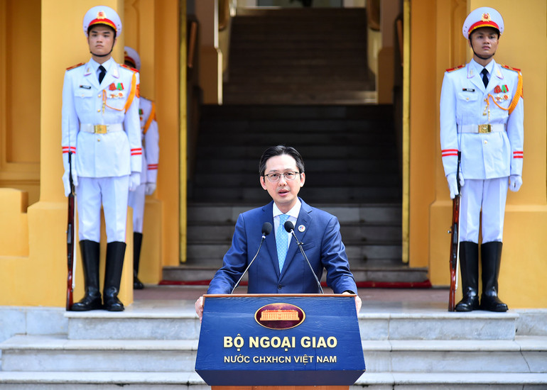 Thứ trưởng Ngoại giao Đỗ Hùng Việt phát biểu tại lễ thượng cờ.