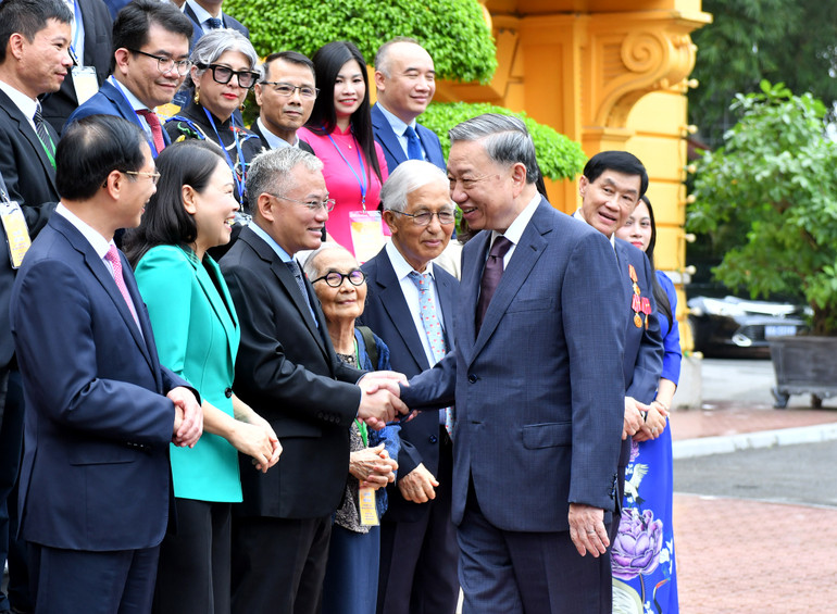 Tổng Bí thư, Chủ tịch nước Tô Lâm tiếp Đoàn kiều bào tiêu biểu về dự Hội nghị người Việt Nam ở nước ngoài toàn thế giới lần thứ 4 và Diễn đàn Trí thức và chuyên gia Việt Nam ở nước ngoài. (Ảnh: ĐĂNG KHOA)