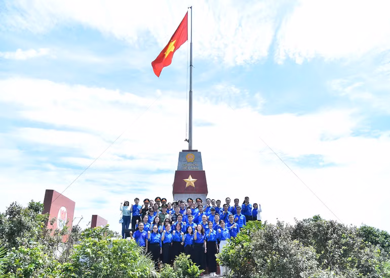Đoàn viên thanh niên các cơ quan thuộc Cụm hoạt động số III - Đoàn khối Các cơ quan Trung ương và Tỉnh đoàn Quảng Bình tại Cột cờ Tổ quốc thuộc Đảo La.