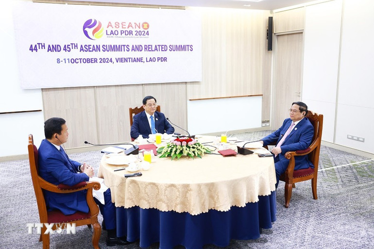 Thủ tướng Phạm Minh Chính cùng Thủ tướng Lào Sonexay Siphandone và Thủ tướng Campuchia Hun Manet ăn sáng và làm việc. (Ảnh: TTXVN)