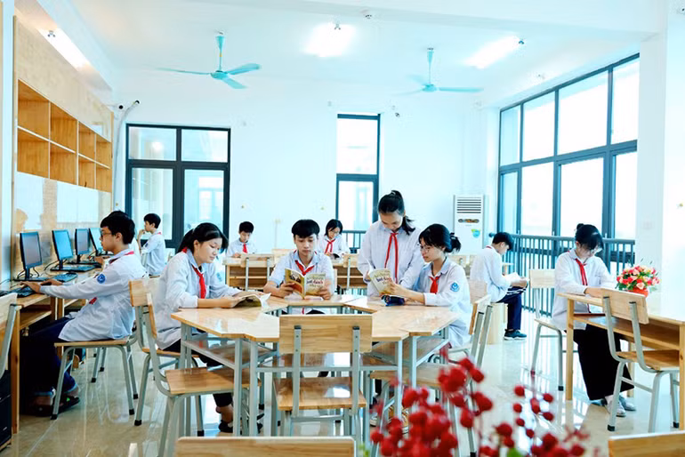 Học sinh Trường THCS Vĩnh Tường đọc sách trong thư viện.