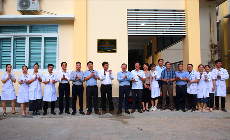 Lãnh đạo Sở Y tế, Công ty BSR, huyện Bình Sơn và Trung tâm Y tế huyện Bình Sơn thực hiện nghi thức gắn biển công trình. Lãnh đạo Sở Y tế, Công ty BSR, huyện Bình Sơn và Trung tâm Y tế huyện Bình Sơn thực hiện nghi thức gắn biển công trình.