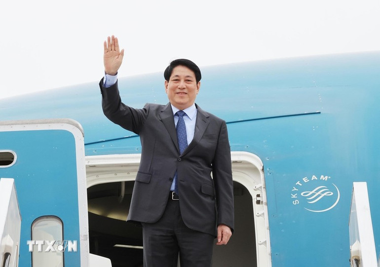 Chủ tịch nước Lương Cường đến sân bay quốc tế Jorge Chávez ở thủ đô Lima. (Ảnh: Lâm Khánh/TTXVN)