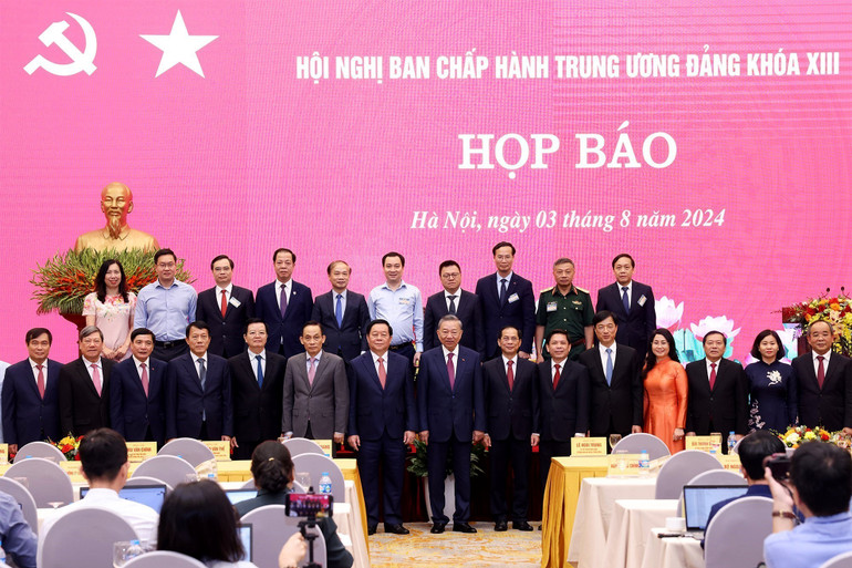 Tổng Bí thư, Chủ tịch nước Tô Lâm với các đại biểu dự họp báo.