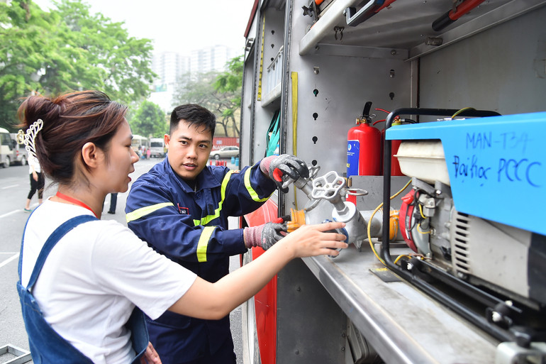 Sau 3 buổi triển khai liên tiếp, chương trình Trải nghiệm kỹ năng thoát hiểm trong đám cháy do Trường đại học Phòng cháy, chữa cháy phối hợp Viện Khoa học phòng cháy, chữa cháy tổ chức đã nhận được rất nhiều sự quan tâm và hưởng ứng của các bậc phụ huynh. Số lượng gia đình và trẻ em người đăng ký tham gia chương trình ngày một đông vào mỗi cuối tuần.