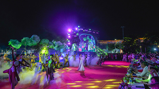 Lễ hội Sen Hà Nội và giới thiệu sản phẩm OCOP gắn với văn hóa các tỉnh miền núi phía bắc năm 2024 được diễn ra vào tối 12/7.