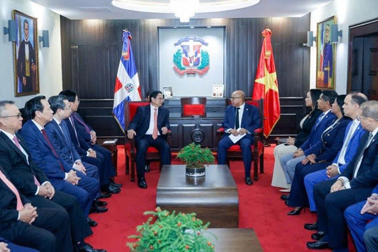 Thủ tướng Phạm Minh Chính hội kiến với Chủ tịch Hạ viện Alfredo Pacheco. (Ảnh: VGP/Nhật Bắc)