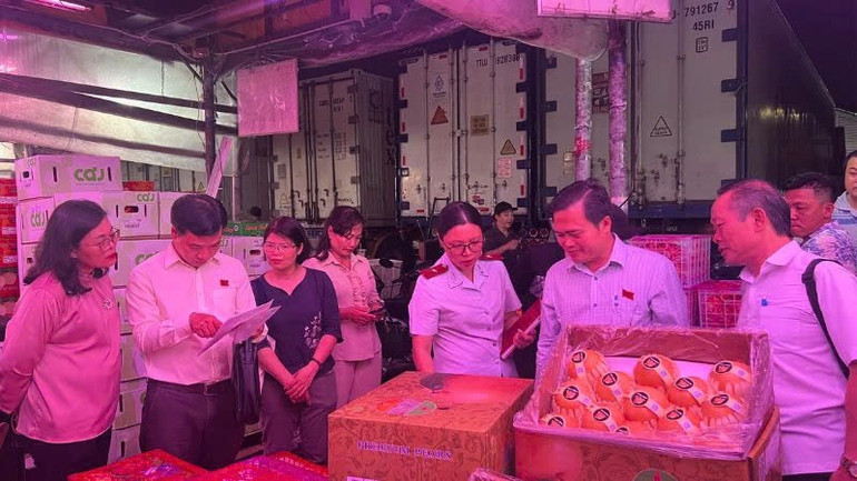 Ðoàn giám sát Ban Văn hóa-Xã hội, HÐND Thành phố Hồ Chí Minh giám sát vệ sinh an toàn thực phẩm tại chợ nông sản, thành phố Thủ Ðức đêm 16/8/2024. Ðoàn giám sát Ban Văn hóa-Xã hội, HÐND Thành phố Hồ Chí Minh giám sát vệ sinh an toàn thực phẩm tại chợ nông sản, thành phố Thủ Ðức đêm 16/8/2024.