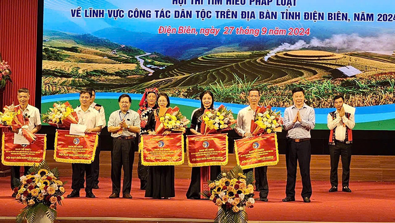 Thành viên Ban Tổ chức hội thi trao cờ cho các đội thi đạt giải Khuyến khích tại Hội thi. Thành viên Ban Tổ chức hội thi trao cờ cho các đội thi đạt giải Khuyến khích tại Hội thi.