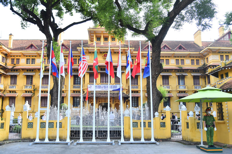 Trụ sở Bộ Ngoại giao là nơi diễn ra lễ thượng cờ nhân dịp kỷ niệm 57 năm Ngày thành lập ASEAN và 29 năm Việt Nam tham gia ASEAN.