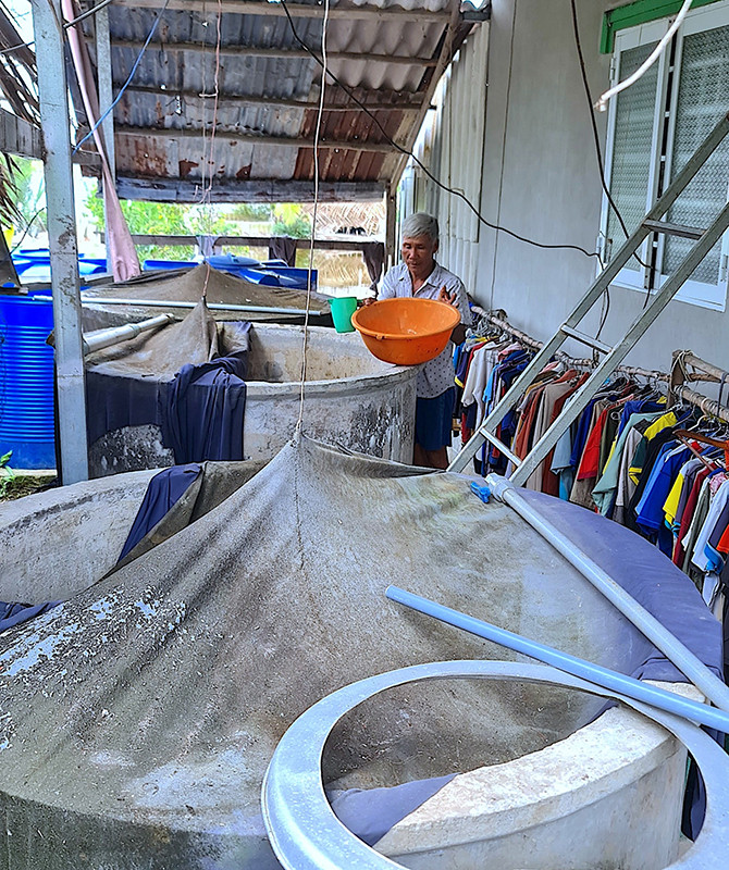 Nguời dân ấp Minh Hà B (xã Khánh Bình Đông) dùng nhiều lu, khạp… trữ nước mưa nhưng không đủ xài trong mùa khô hạn.