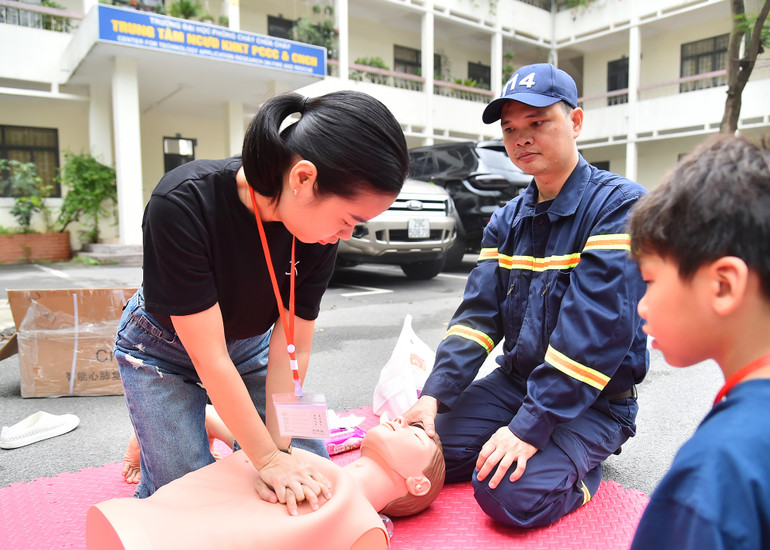 Tại chương trình, các bạn nhỏ và bố mẹ sẽ có cơ hội tìm hiểu về cách vận hành của xe chữa cháy và thực hành một kỹ năng rất quan trọng là sơ cấp cứu ban đầu như: ép tim ngoài lồng ngực kết hợp hô hấp nhân tạo; băng bó vết thương. Đa số các em nhỏ, bố mẹ đều cảm thấy thú vị, ngạc nhiên.