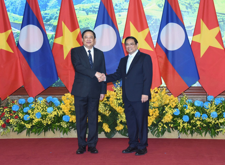 Thủ tướng Phạm Minh Chính và Thủ tướng Chính phủ nước Cộng hòa Dân chủ Nhân dân Lào Sonexay Siphandone.