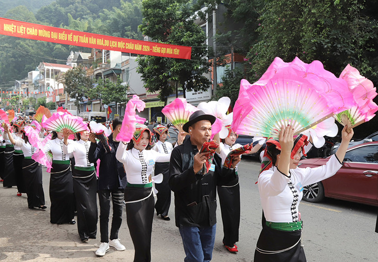 Hoạt động văn hóa nghệ thuật cộng đồng đường phố của đồng bào dân tộc Thái trong dịp Quốc khánh 2/9 tại huyện Mộc Châu (Sơn La). (Ảnh: LUYỆN NGỌC TUẤN)