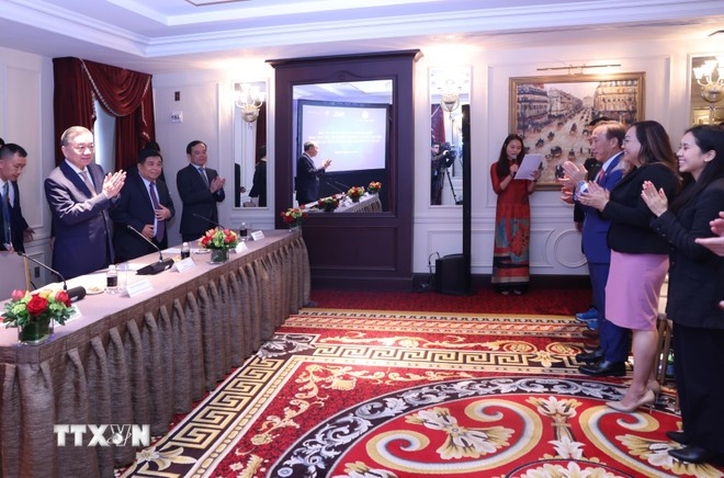 Tổng Bí thư, Chủ tịch nước Tô Lâm gặp đại diện Mạng lưới đổi mới sáng tạo. (Ảnh: TTXVN)