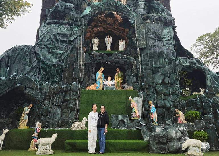 Giáo dân, du khách khắp nơi đến với nhà thờ La Vang trong dịp Giáng sinh 2024. (Ảnh: LÂM QUANG HUY)