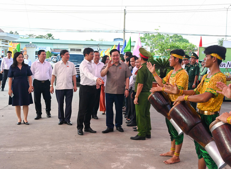 Chủ tịch Quốc hội Vương Đình Huệ và Đoàn công tác Trung ương dự chương trình đoàn kết quân-dân chào mừng kỷ niệm 65 năm Ngày truyền thống Bộ đội Biên phòng tại huyện Bến Cầu.