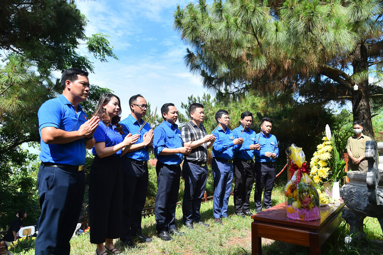 Trong khuôn khổ Lễ ra quân Chiến dịch Thanh niên tình nguyện hè năm 2024, đoàn viên thanh niên các cơ quan thuộc Cụm hoạt động số III - Đoàn khối Các cơ quan Trung ương và Tỉnh Đoàn Quảng Bình đã đến dâng hoa, dâng hương tưởng nhớ Đại tướng Võ Nguyên Giáp tại Khu mộ Đại tướng Võ Nguyên Giáp.