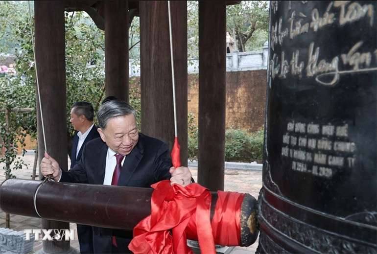 Tổng Bí thư Tô Lâm thỉnh chuông tại Đền Chung Sơn - Đền thờ gia tiên Bác Hồ tại Nghệ An. (Ảnh: Thống Nhất/TTXVN)