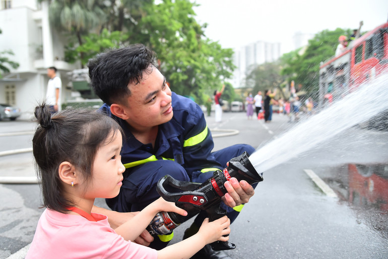 Cô chiến sĩ cứu hỏa nhỏ tập trung cao độ trong lần đầu được trải nghiệm công việc của những người lính chiến đấu chống "giặc lửa".