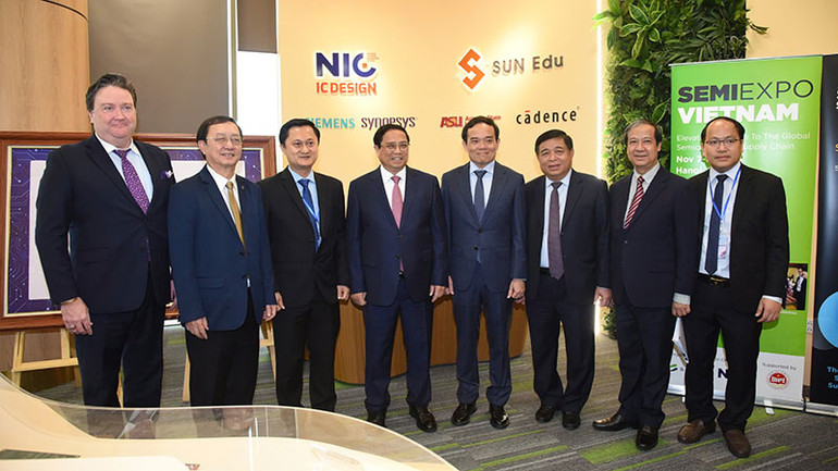 Thủ tướng Phạm Minh Chính thăm "Trung tâm điện tử và bán dẫn (ESC) trong NIC Hòa Lạc.