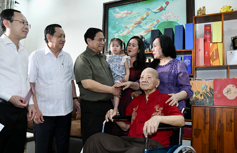 Thủ tướng Phạm Minh Chính thăm, tặng quà, chúc Tết gia đình ông Lê Văn Lai (Ba Bường), 105 tuổi, cán bộ tiền khởi nghĩa tại thành phố Cần Thơ.