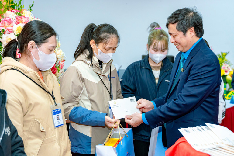 Đồng chí Nguyễn Văn Cảnh, Chủ tịch Liên đoàn Lao động tỉnh Bắc Giang trao quà cho công nhân hoàn cảnh khó khăn của Công ty TNHH New Wing Interconnect Technology Bắc Giang.