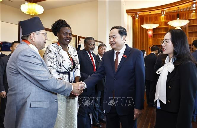 Chủ tịch Quốc hội Trần Thanh Mẫn với đại biểu dự Hội nghị.