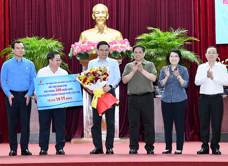 Thủ tướng Phạm Minh Chính chứng kiến lãnh đạo Tập đoàn Petrovietnam trao 10 tỷ đồng hỗ trợ xây dựng 200 ngôi nhà cho người nghèo trên địa bàn thành phố Cần Thơ.
