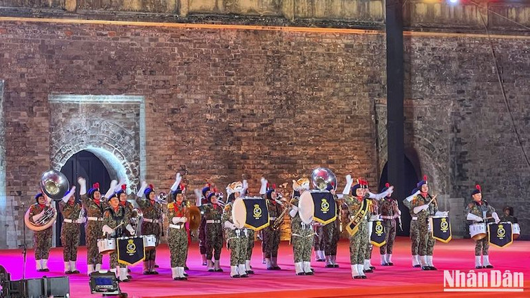 Đoàn quân nhạc Malaysia vẫy chào khán giả sau màn biểu diễn. Đoàn quân nhạc Malaysia vẫy chào khán giả sau màn biểu diễn.