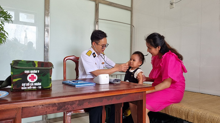 Gia đình hộ dân đưa con đến khám sức khỏe định kỳ tại Bệnh xá đảo Sinh Tồn.