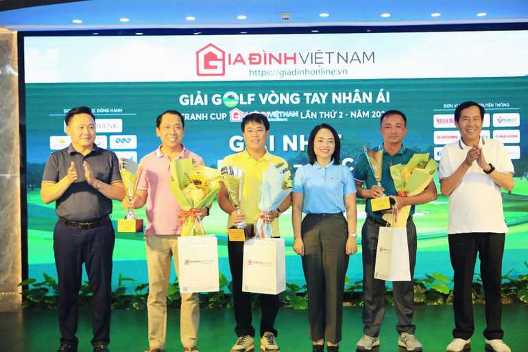 Nguyên Tổng Biên tập Báo Nhân Dân Thuận Hữu (ngoài cùng bên phải) và Phó Tổng Biên tập Báo Nhân Dân Phan Văn Hùng (ngoài cùng bên trái) trao giải cho các Golfer đoạt giải Nhất.