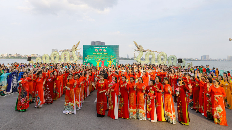 Hơn 1.000 người mặc áo dài họa tiết hoa sen, xác lập kỷ lục sự kiện có "Số lượng người mặc áo dài truyền thống họa tiết hoa sen đông nhất Việt Nam".