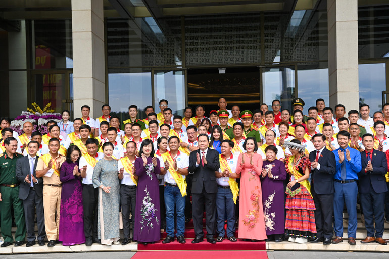 Chủ tịch Quốc hội Trần Thanh Mẫn, Phó Chủ tịch Quốc hội Nguyễn Thị Thanh với các đại biểu tại cuộc gặp mặt.