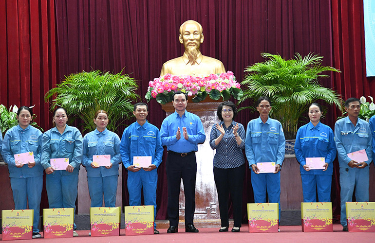 Chủ tịch Tổng Liên đoàn Lao động Việt Nam Nguyễn Đình Khang tặng quà, chúc Tết người lao động trên địa bàn thành phố Cần Thơ.