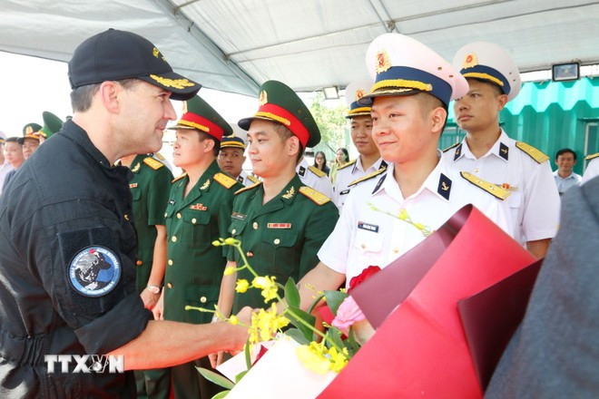 Đại diện Vùng 2 Hải quân Việt Nam chào đón Thuyền trưởng Tàu Hải quân Hoàng gia Canada Montréal, Trung tá Travis Bain cùng với các sĩ quan và thủy thủ đoàn. (Ảnh: Thanh Vũ/TTXVN)