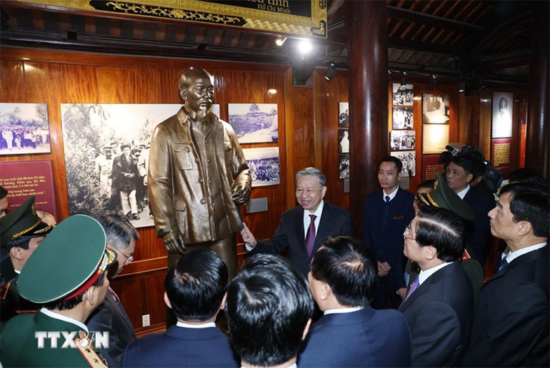 Tổng Bí thư Tô Lâm thăm nhà trưng bày tại Khu di tích Quốc gia đặc biệt Kim Liên thuộc huyện Nam Đàn, tỉnh Nghệ An. (Ảnh: Thống Nhất/TTXVN)