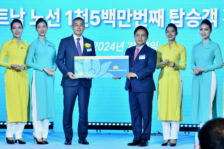 Chủ tịch Hội đồng quản trị Vietnam Airlines trao quà tặng hành khách thứ 15 triệu của đường bay Việt Nam-Hàn Quốc.
