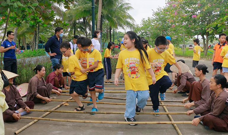 Các cháu bé vui chơi tại Khu du lịch Tuần Châu-Quốc Oai (Hà Nội) trong kỳ nghỉ lễ. (Ảnh: CHÍ DŨNG)