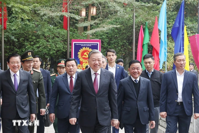 Tổng Bí thư Tô Lâm và đoàn công tác Trung ương thăm Khu di tích Quốc gia đặc biệt Kim Liên. (Ảnh: Thống Nhất/TTXVN)