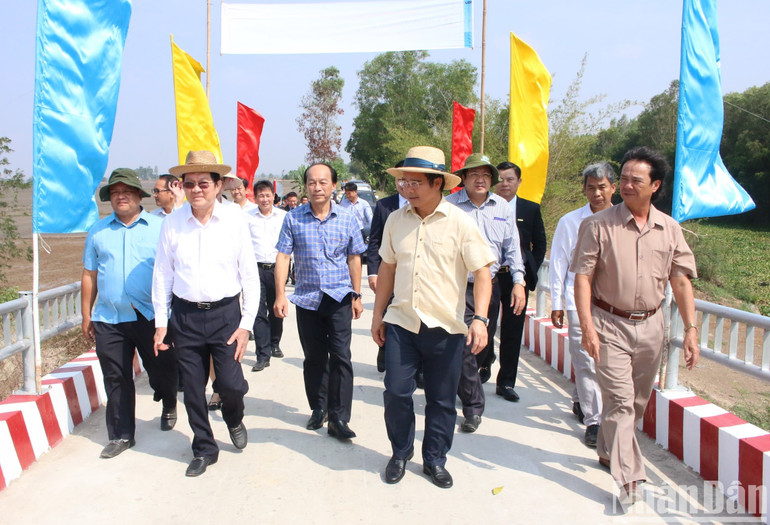 Nguyên Chủ tịch nước Trương Tấn Sang cùng lãnh đạo tỉnh Long An dự lễ thông xe cầu giao thông nông thôn ở huyện Vĩnh Hưng, Long An