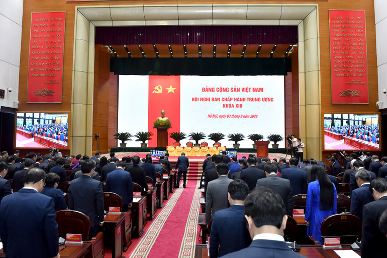 Các đại biểu dành một phút mặc niệm Tổng Bí thư Nguyễn Phú Trọng.